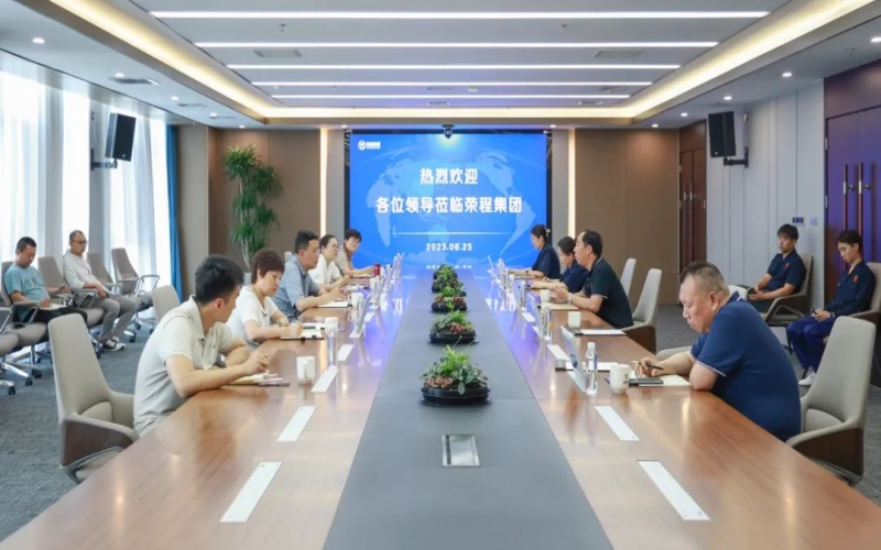 津南區(qū)副區(qū)長(zhǎng)薛彤一行到訪榮程集團(tuán)就企業(yè)生產(chǎn)運(yùn)行、科技攻關(guān)等調(diào)研服務(wù)