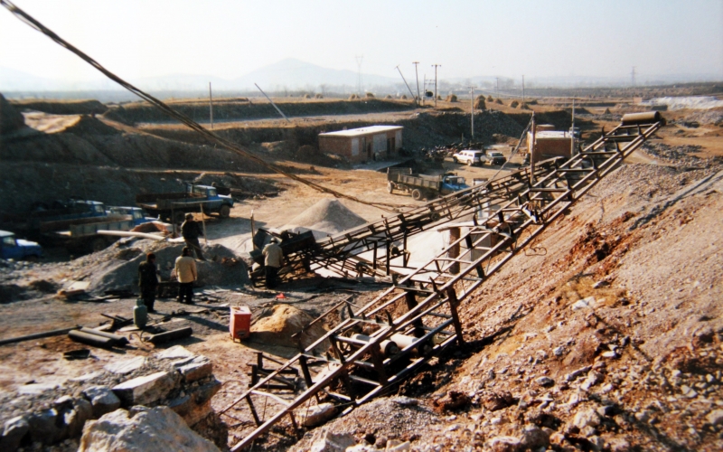 1994年，設(shè)立順達冶金原料廠走上實業(yè)報國之路