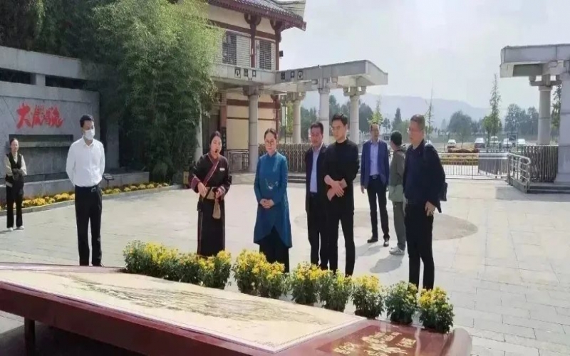 全國(guó)人大代表、中國(guó)民間商會(huì)副會(huì)長(zhǎng)、全聯(lián)女企業(yè)家商會(huì)會(huì)長(zhǎng)、天津榮程祥泰集團(tuán)董事會(huì)主席張榮華到靈寶市考察傳統(tǒng)文化保護(hù)傳承