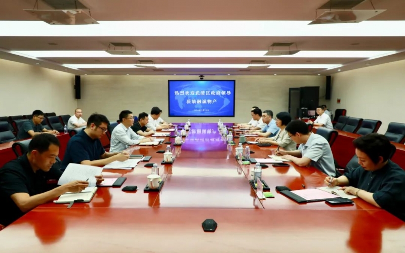榮程集團(tuán)黨委書記、融誠物產(chǎn)總經(jīng)理張穎與武清區(qū)領(lǐng)導(dǎo)開展座談交流