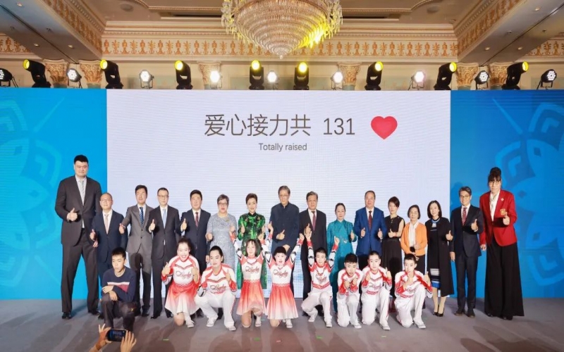 群星熠熠 為愛接力 融合慈善晚宴在津舉行  榮程集團(tuán)董事會(huì)主席張榮華、總裁張君婷出席